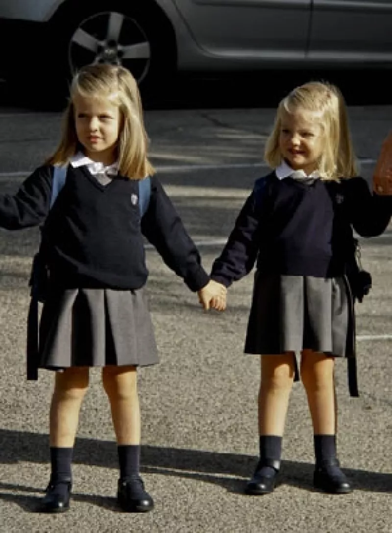 La hija menor de Felipe de Borbón y Letizia Ortiz inició en el colegio al que asiste su hermana mayorm la infanta Leonor, quien dijo cuidará de su hermanita.