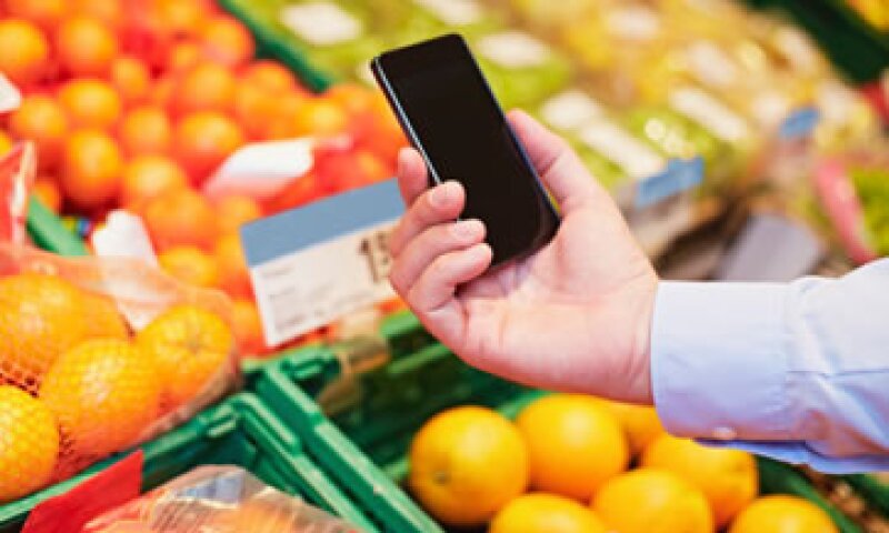 Algunos usuarios comparan precios en una tienda a través de sus teléfonos inteligentes. (Foto: Getty Images)