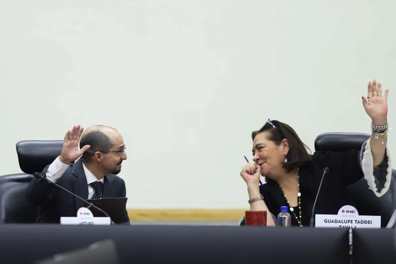 El consejero Arturo Castillo Loza y Guadalupe Taddei Zavala, la presidenta del INE en una sesión del INE. 