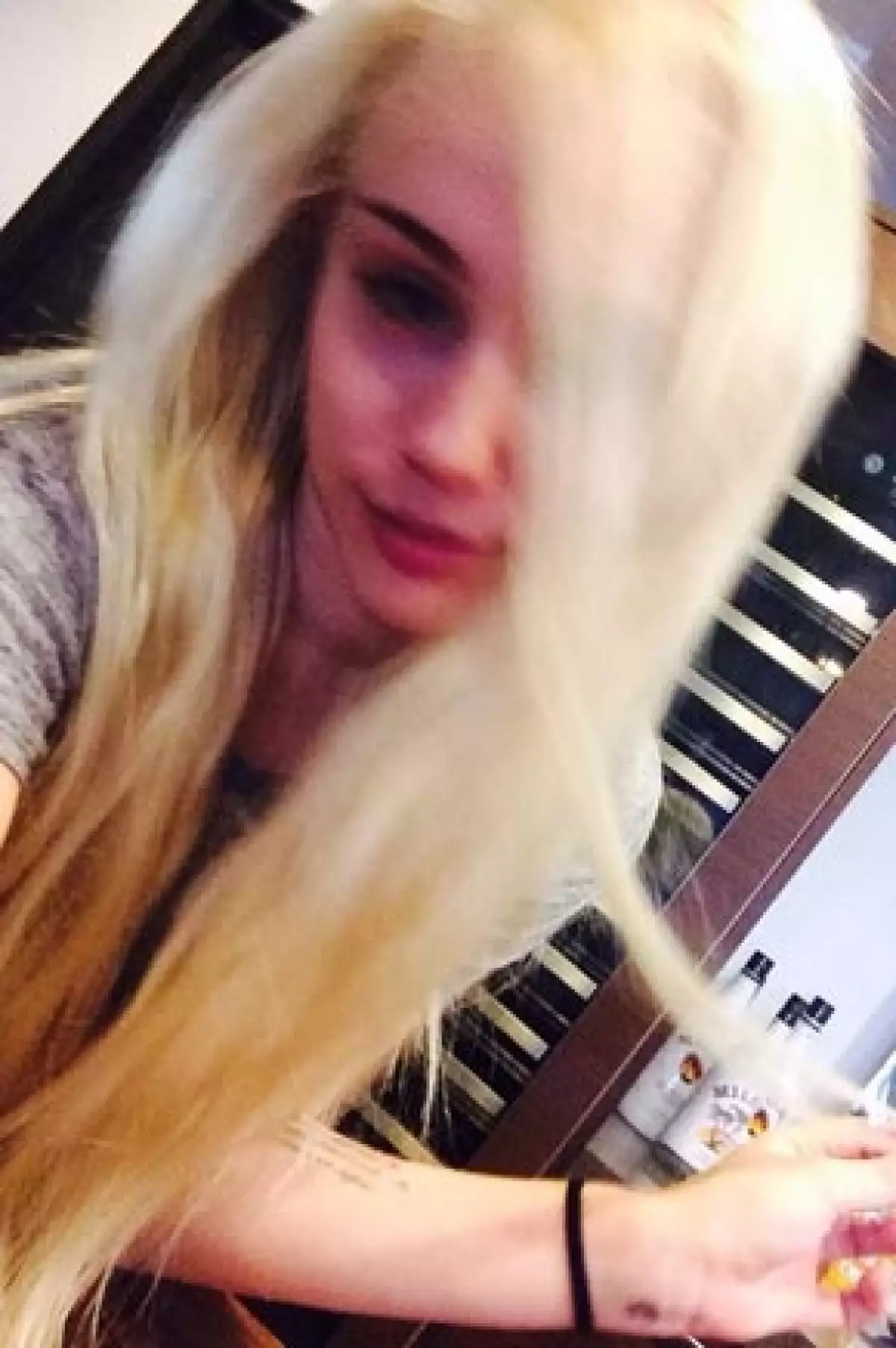 Atrás de Miley se aprecian unas botellas de "Malibu".