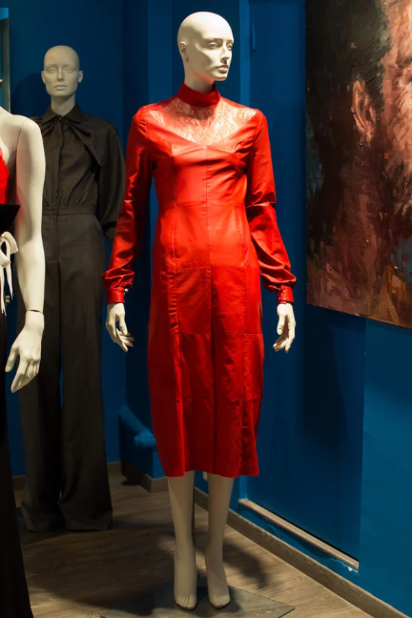Vestido de cuero rojo con encaje.