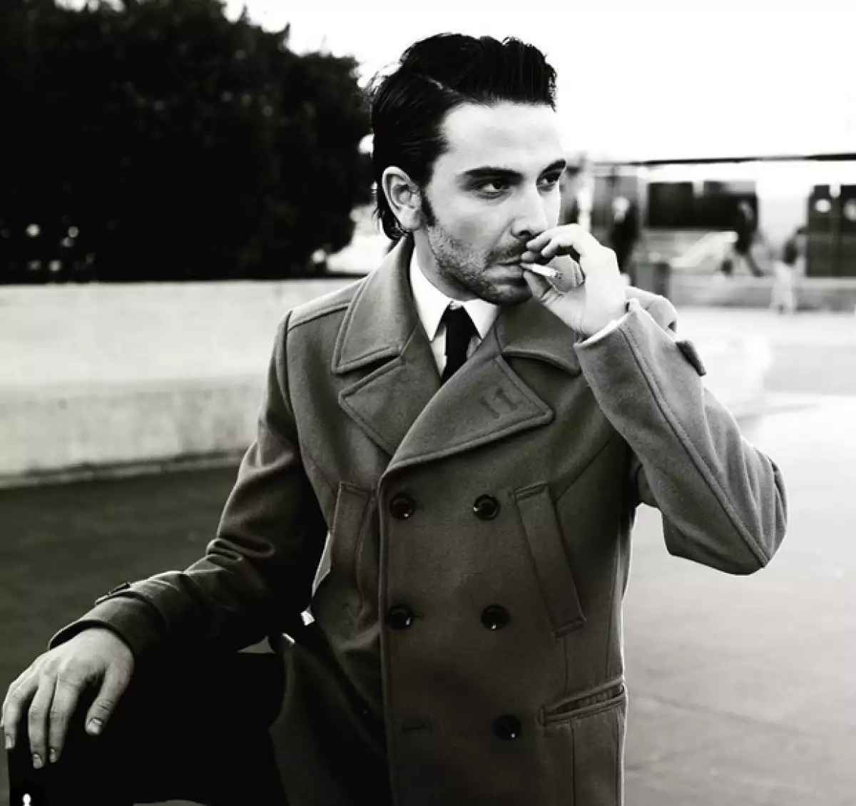 Los cigarros son el prop de preferencia en el Instagram de Juan Ugarte.