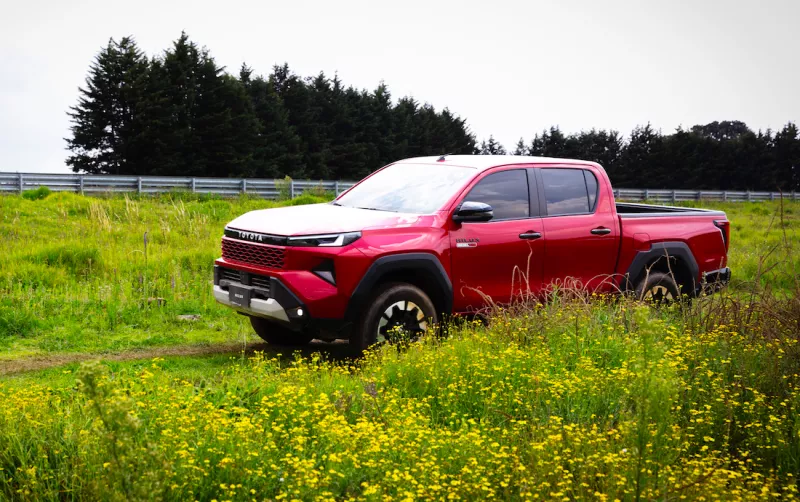 Imagen de la nueva Toyota Hilux 2027 estrena un diseño exterior más moderno, con una parrilla de mayor presencia y nuevos faros LED que refuerzan su carácter imponente.