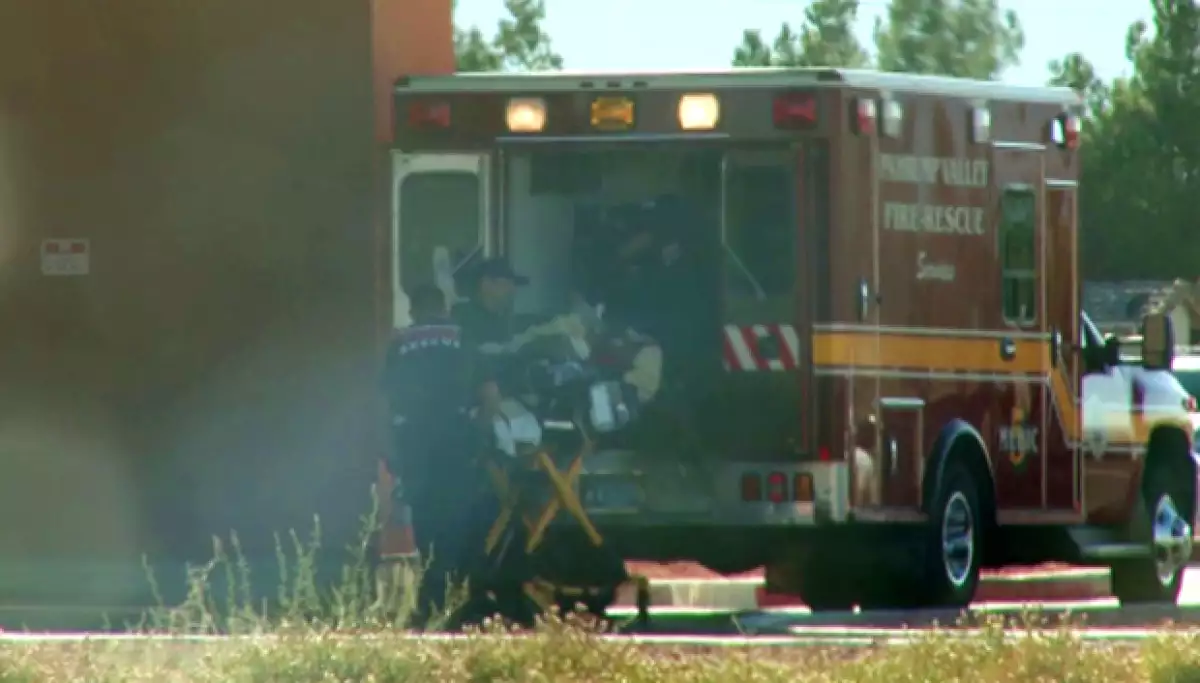 Los paparazzi alcanzaron a fotografiar el momento en el que Lamar llegó en ambulancia del burdel The Love Ranch, donde fue encontrado inconsciente.