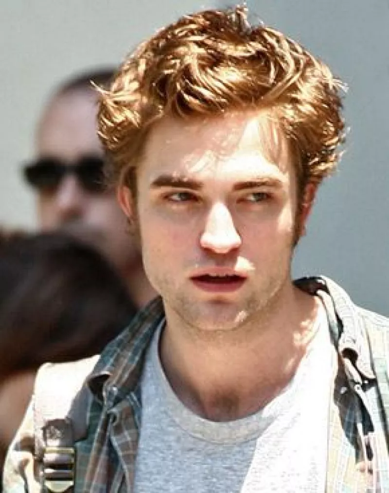 La revista Vanity Fair realizó una votación vía web en la que el actor de Twilight resultó el gran ganador. En la lista también están Brad Pitt, Johnny Depp, Clive Owen, Javier Bardem y David Beckham.