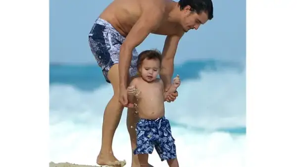 En su visita a Cancún, padre e hijo se divirtieron a lo grande a la orilla del mar.
