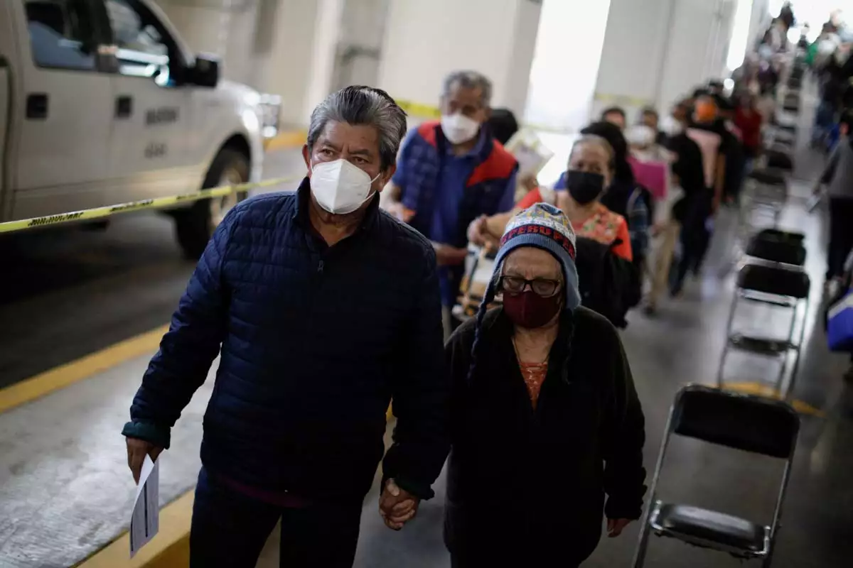 Adultos mayores sí necesitarán registro para recibir refuerzo (Adultos mayores llegan a un centro de vacunación)