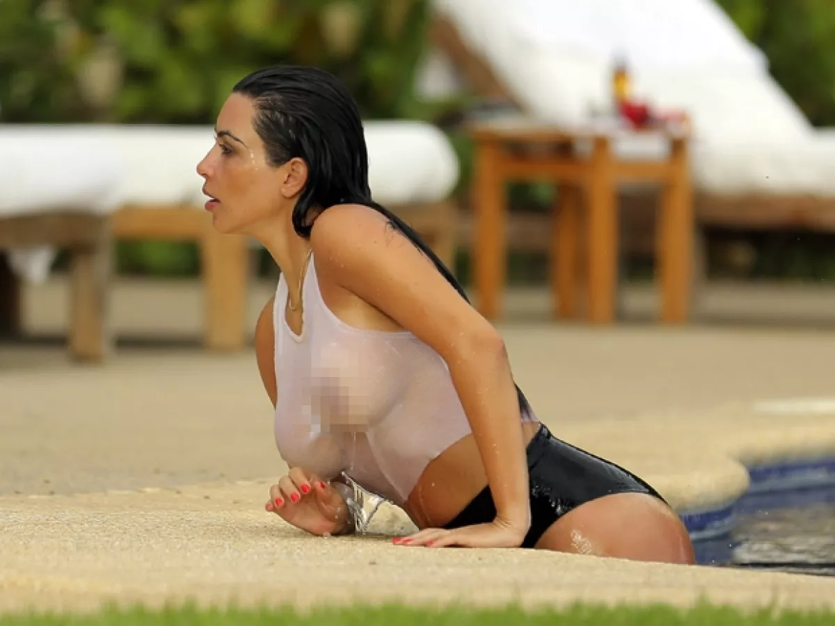 La camiseta que Kim se puso en lugar de la parte de arriba de su bikini hizo que sus atributos quedaran a la vista del paparazzi.