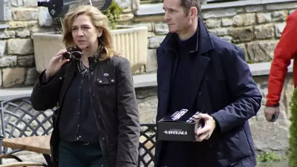 En medio de una investigación por corrupción que persigue a la familia Urdangarin, así es como pasan la infanta Cristina, Iñaki y sus cuatro hijos el día a día.