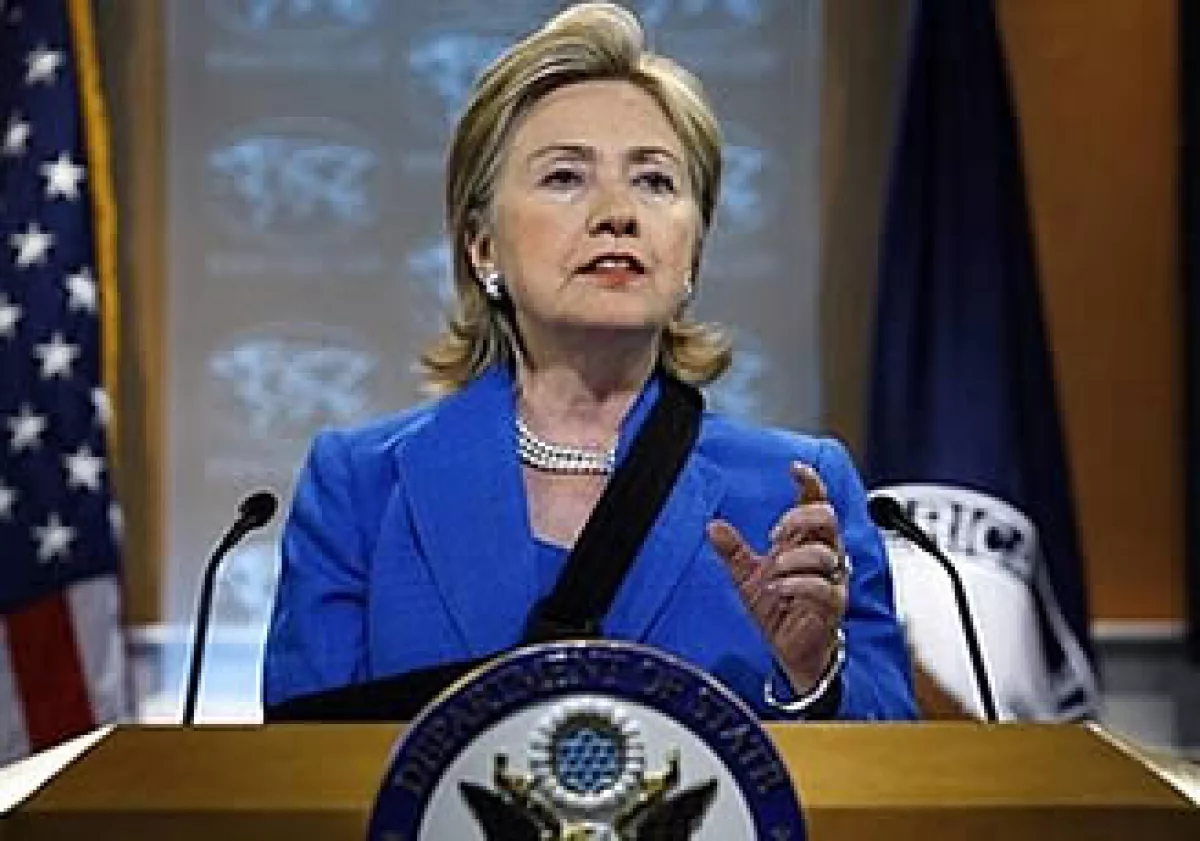 Hillary Clinton dio a conocer la mediación de Oscar Arias durante una conferencia de prensa posterior al encuentro con Zelaya. (Foto: AP)