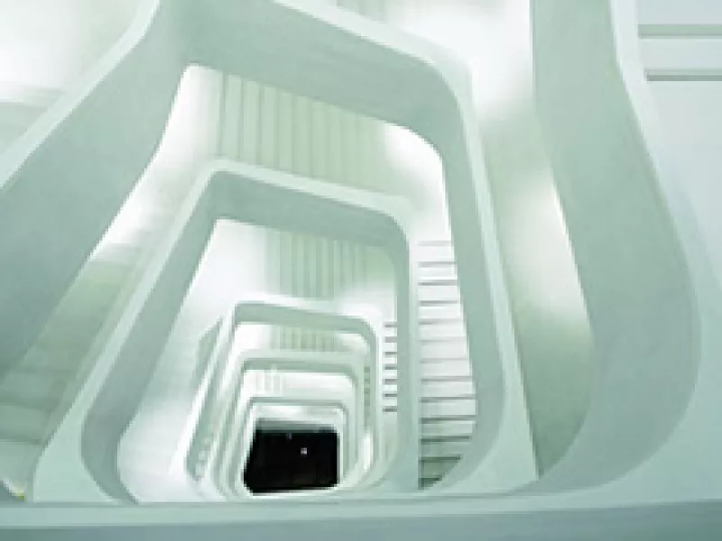 Escalera principal: una cáscara de manzana en concreto blanco. (Foto: Caixa Forum)