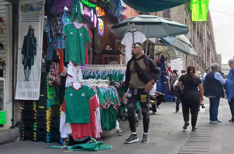 Mientras la playera oficial de la selección mexicana supera los 2,000 pesos, las piratas van desde 100 pesos en CDMX