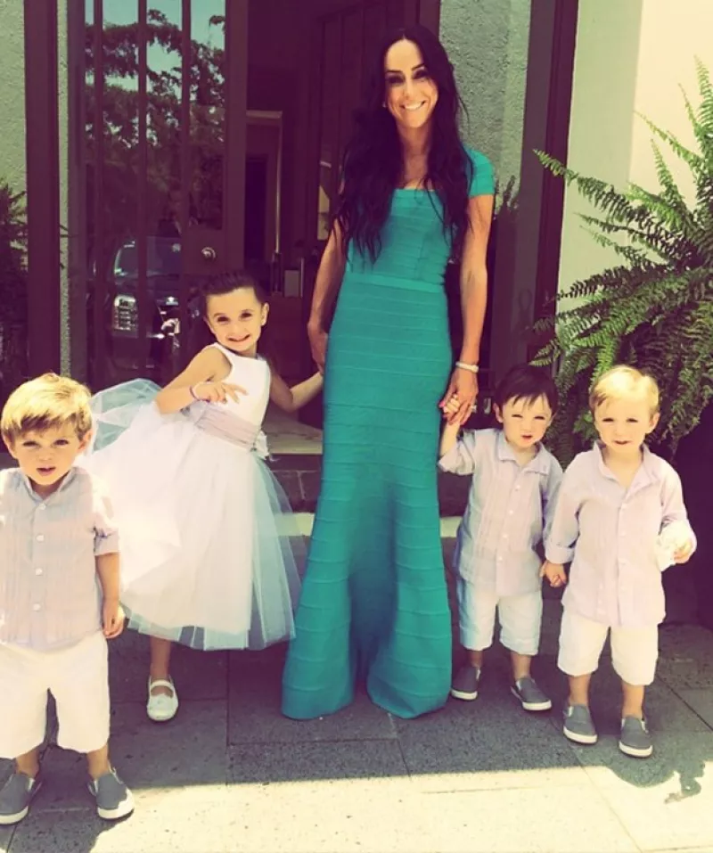 La conductora publicó en su Instagram una foto en la que su hijo Bruno da un beso en la mejilla a una amiguita de su hija Inés, de quien asegura, el pequeño se enamoró.