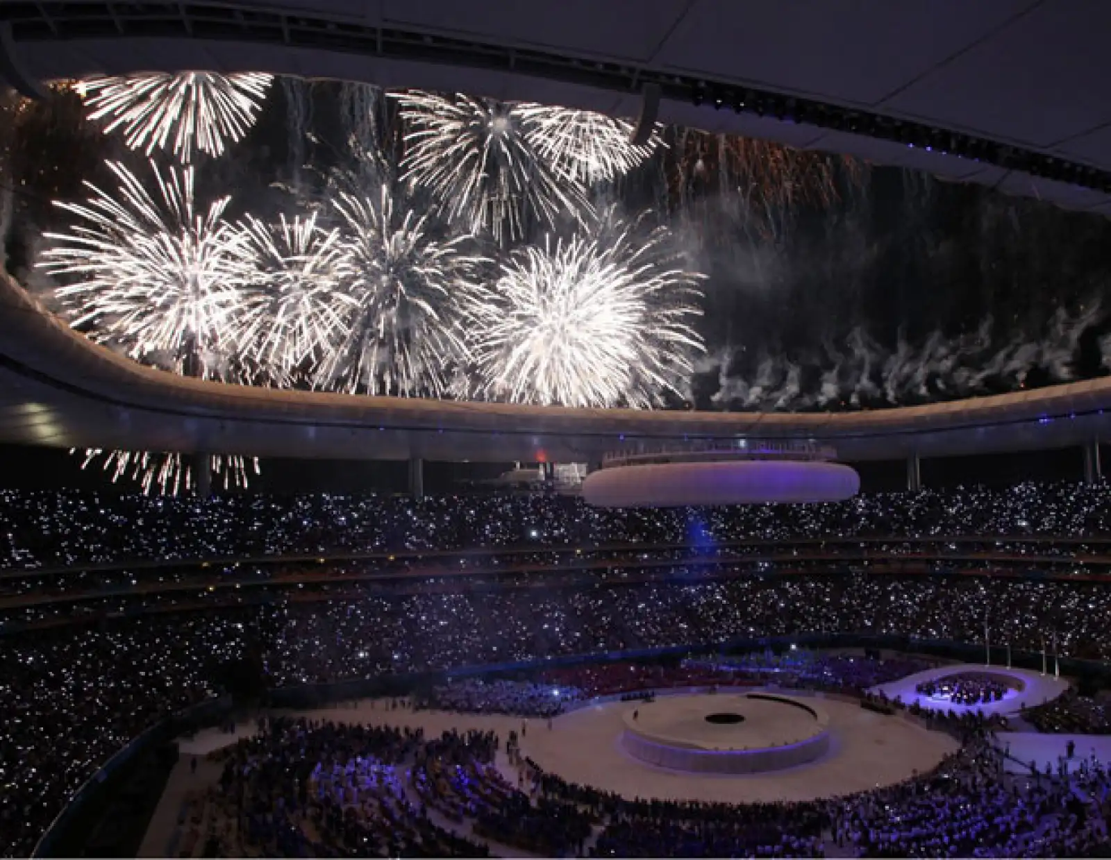 El estadio Omnilife lució magestuoso con el espectáculo de fuegos artificiales.