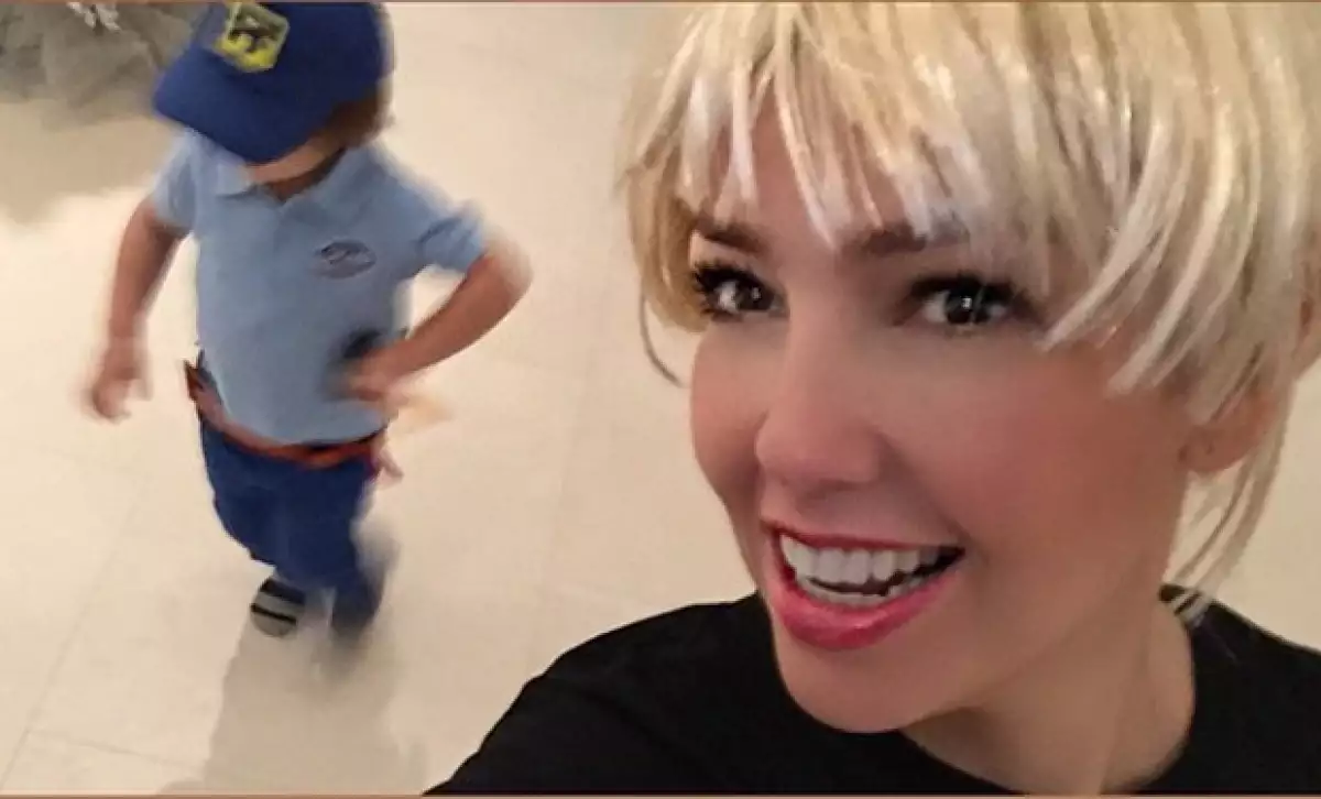 La feliz mamá, con peluca para interpretar a uno de los personajes de la película favorita de su hijo.