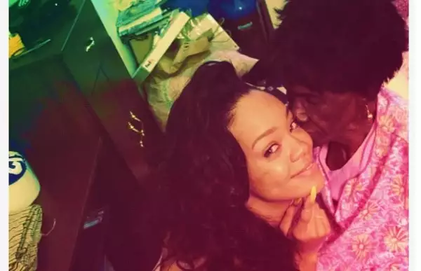 Rihanna recuerda a su abuelita.