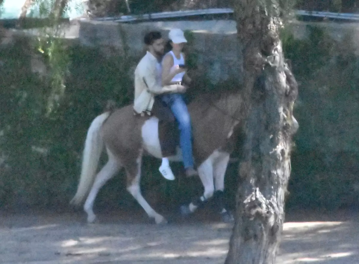 Bad Bunny y Kendall Jenner son vistos montando a caballo en un centro ecuestre de Los Ángeles.