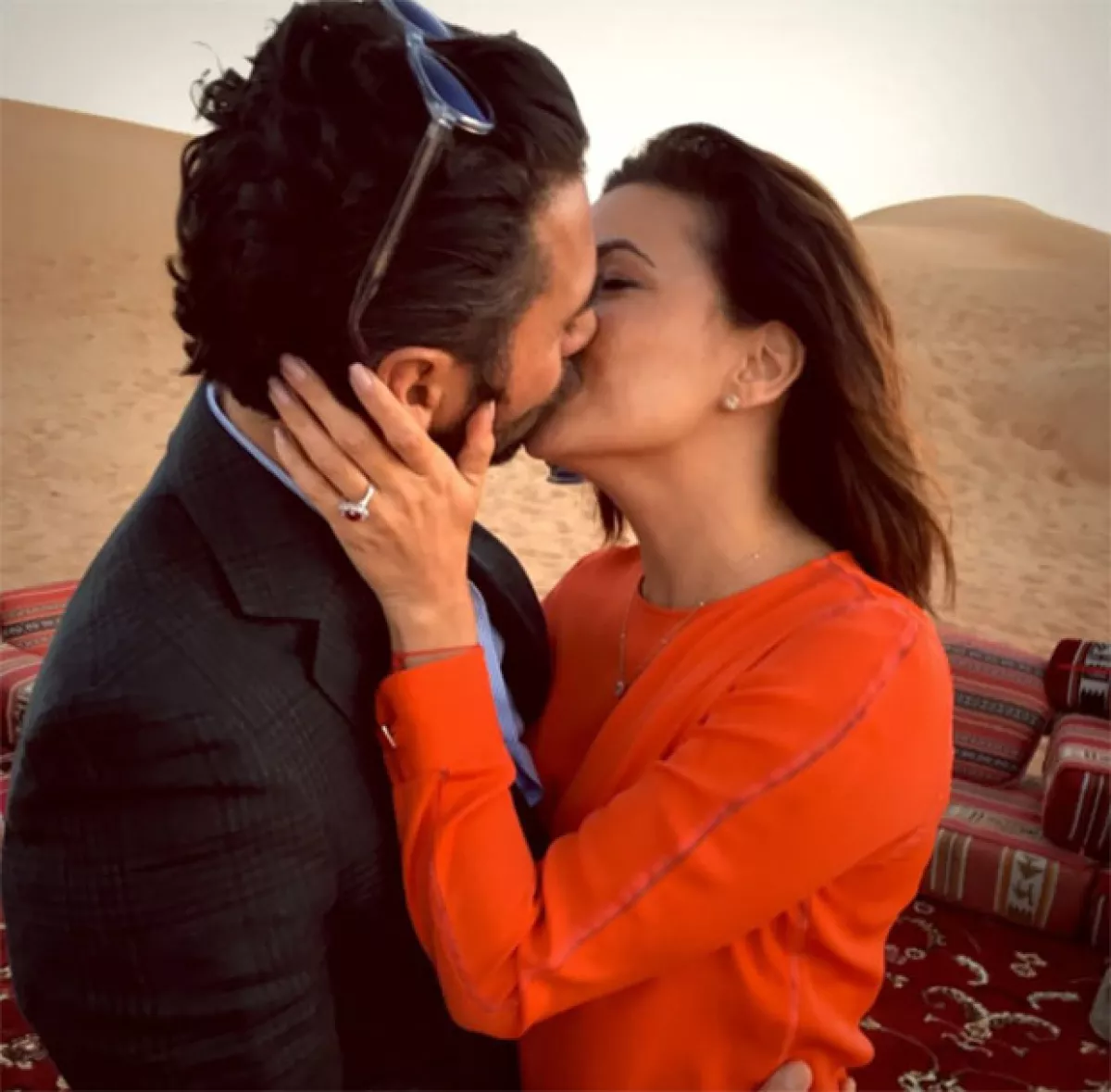 La pareja se comprometió en Dubái, y según Eva, no podía esperar a dar a conocer la noticia, por lo que Pepe accedió pero le pidió que fuera la foto en la que él salía de espaldas.