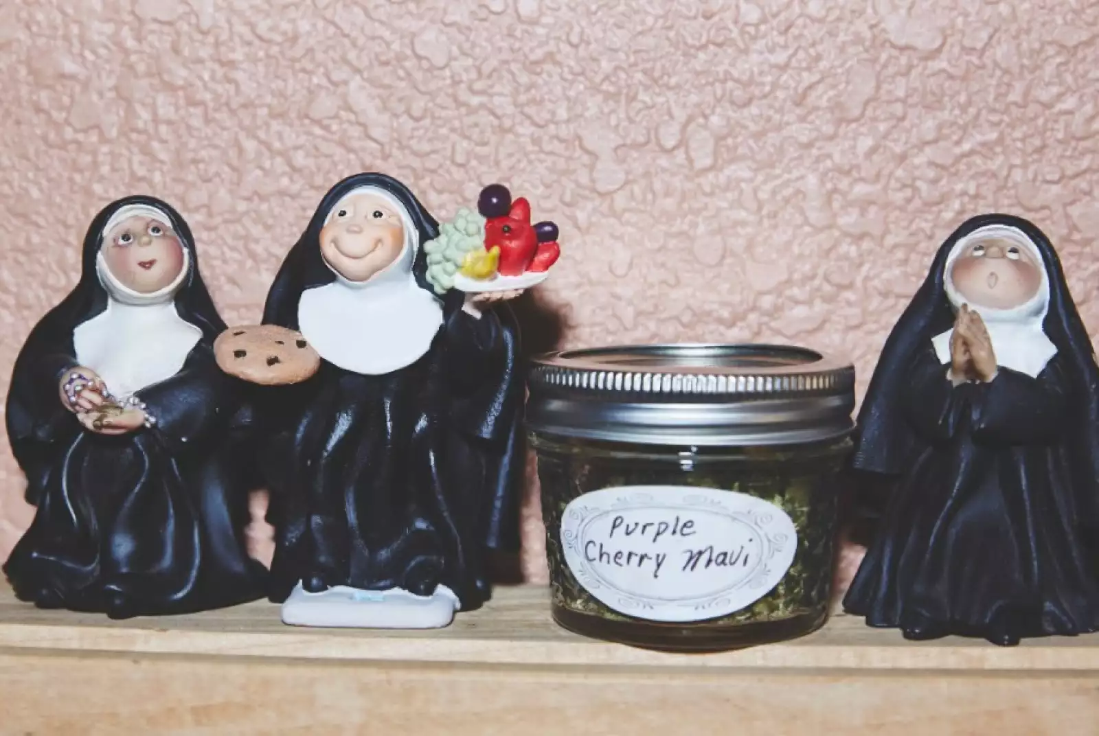 El fotógrafo Shaughn Crawford dijo que en la casa de las hermanas existía una combinación de artículos religiosos con chucherías alusivas al cannabis.