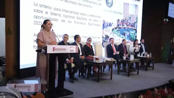 Guadalupe Taddei con diputados morenistas