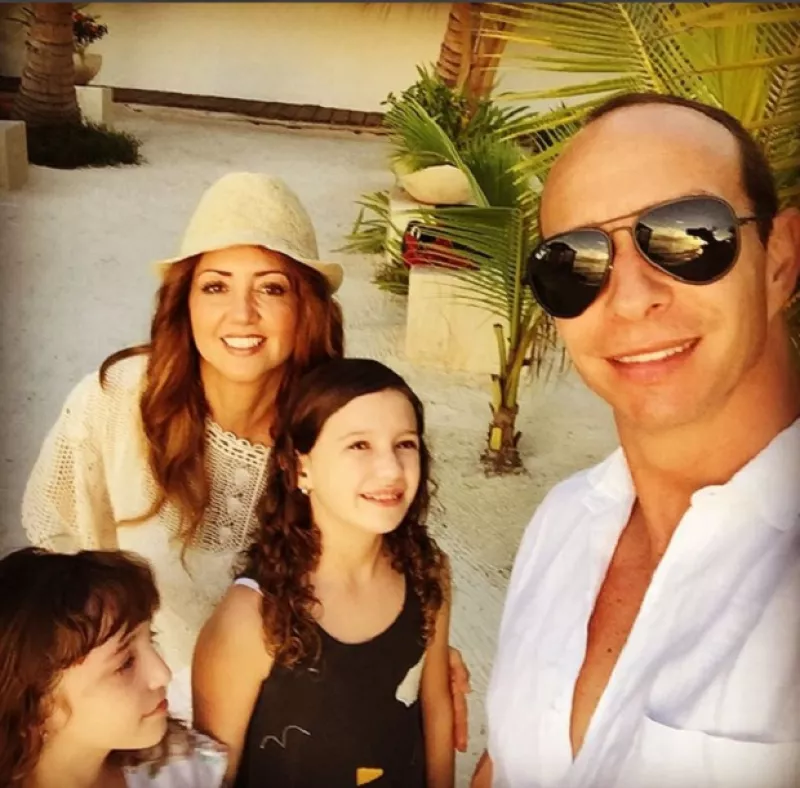 En sus vacaciones por la isla Holbox, Quintana Roo, la conductora presumió cómo es que junto a sus hijas, encontraron al "verdadero Santa", con quien se tomaron varias fotos y videos.