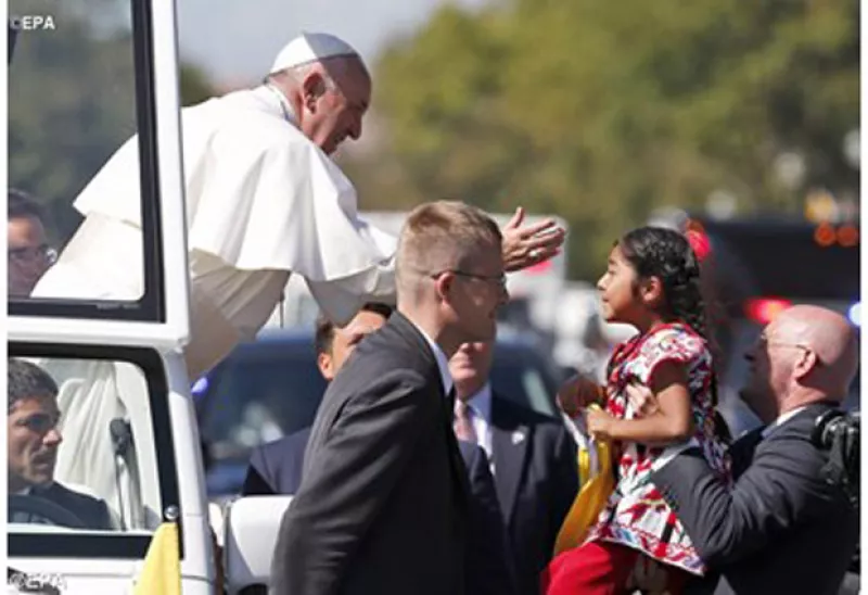 La pequeña de cinco años viajó desde Los Ángeles para conocer al pontífice, por lo que detuvo la caravana en la que viajaba él para conocerlo y entregarle una carta.