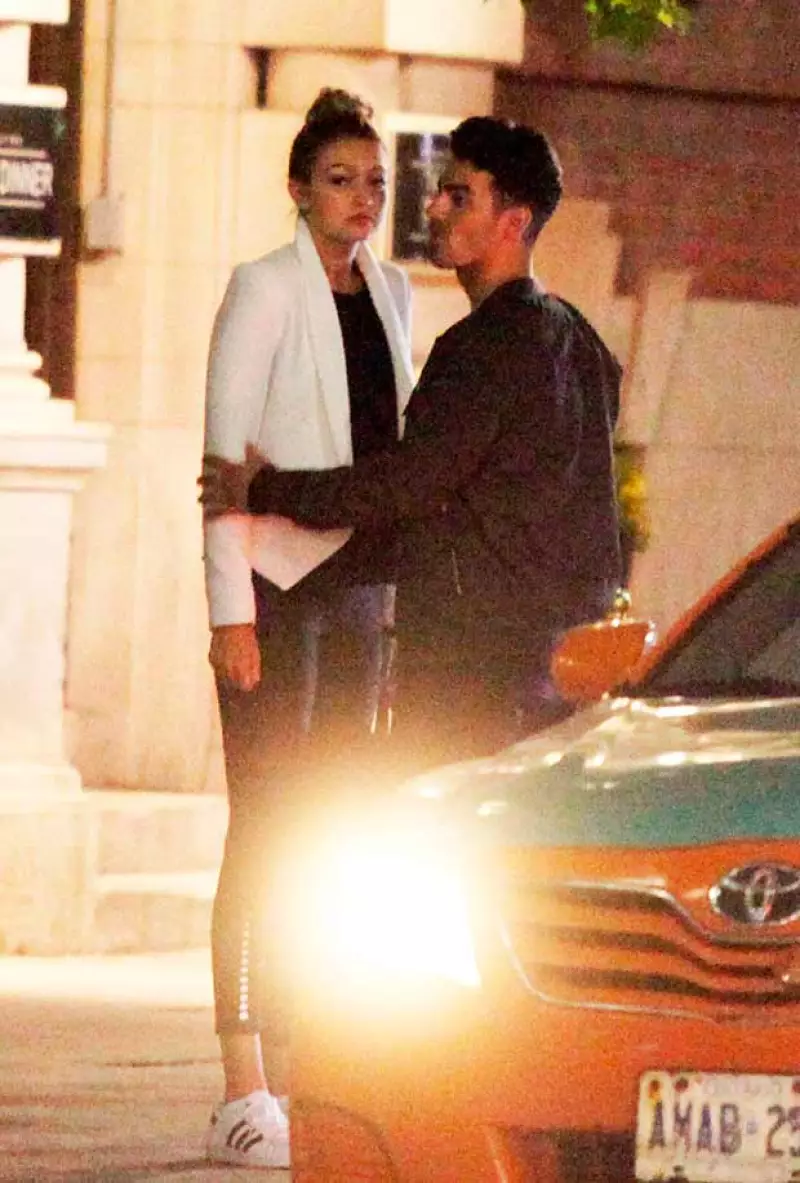 El cantante y la modelo fueron vistos muy cercanos en Toronto luego de que se les captara coqueteando en el after party de los Premios CFDA.