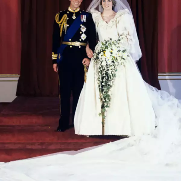 La príncesa de Gales se casó con un vestido diseñado por David y Elizabeth Emanuel, su vestido ha sido el más largo de la historia.