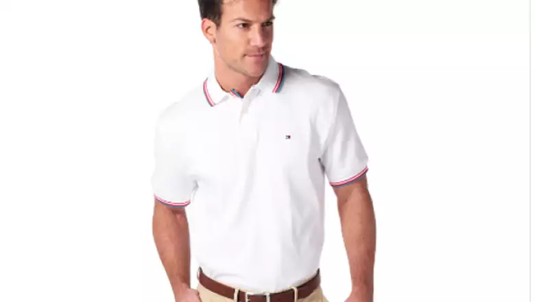 La moda masculina presenta pocas opciones y la playera polo es la pieza que viste cualquier pantalón para un atuendo menos serio pero elegante.