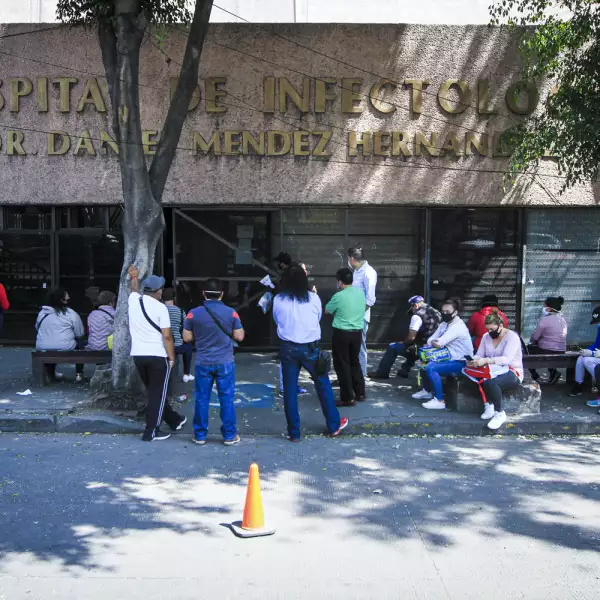 Familiares esperan reportes médicos