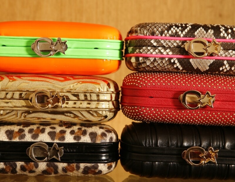Son famosos sus clutch llamados `Susan´, que esta temporada están decorados con estoperoles y piedras de fantasía.