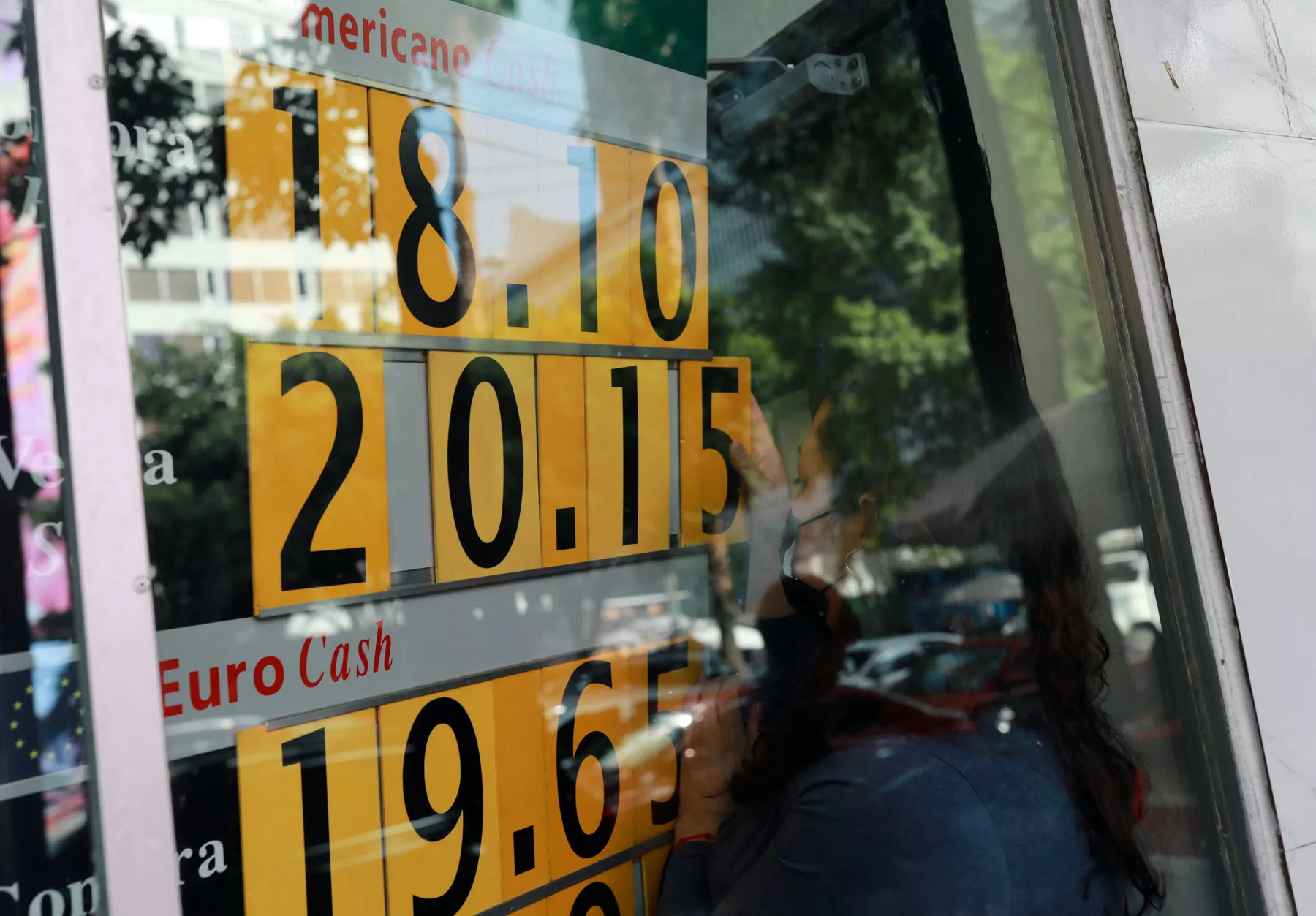 Peso se deprecia a la espera del anuncio de la Fed