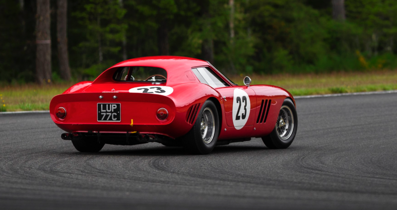 Ferrari detrás