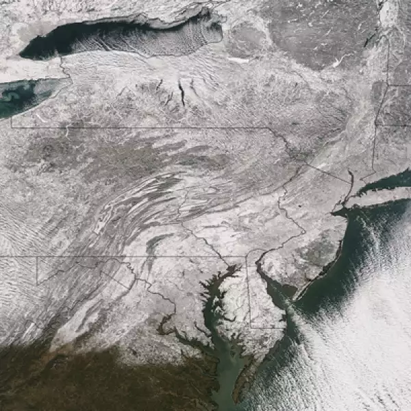 Una imagen tomada desde el espacio, el pasado 3 de enero de 2014, muestra un manto de nieve que se extiende desde la región del medio oeste de los Estados Unidos a través hasta Nueva Inglaterra.