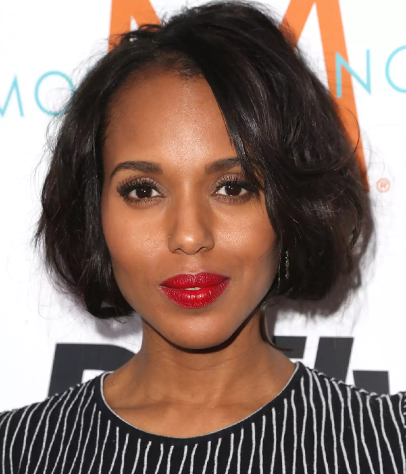 Para destacar sus labios, Kerry Washington usa un rojo cereza impactante.