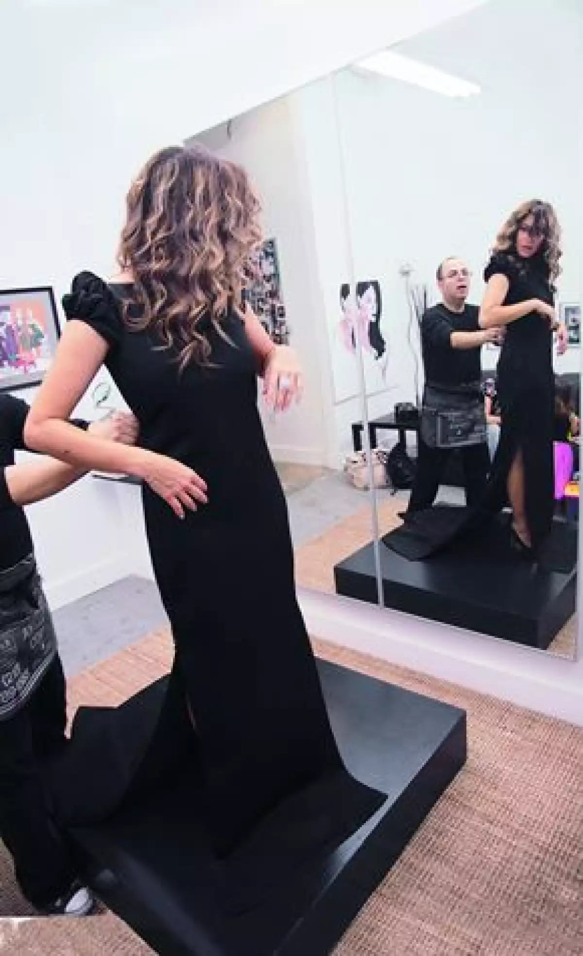 Acompañamos a la hermana de Jaime Camil con el diseñador mexicano Louis Verdad, autor del vestido para su boda, la cual será el día 25 de abril.