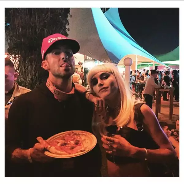 Adam Levine fue low profile a Coachella. En la foto está junto a una amiga de su esposa, la guapa Behati Prinsloo.