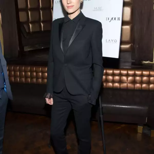 Sigue la tendencia tuxedo, con un total black look en Saint Laurent, durante la fiesta de DuJour Magazine.
