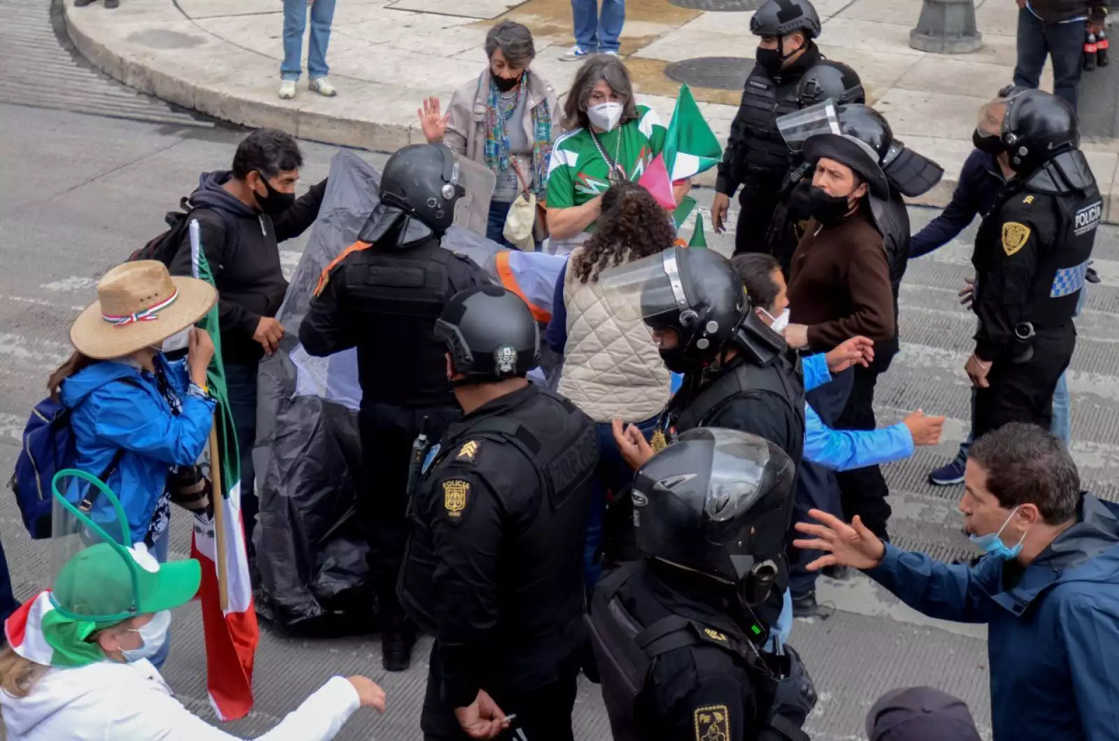 Miembros del Frente Nacional Anti-AMLO (FRENA) instalaron un plantón sobre avenida Juárez, como forma de protesta para exigir la renuncia de Andrés Manuel López Obrador, presidente de México. Al lugar llegaron elementos de la Secretaría de Seguridad Ciudadana (SSC) para impedir el ingreso al Zócalo capitalino.