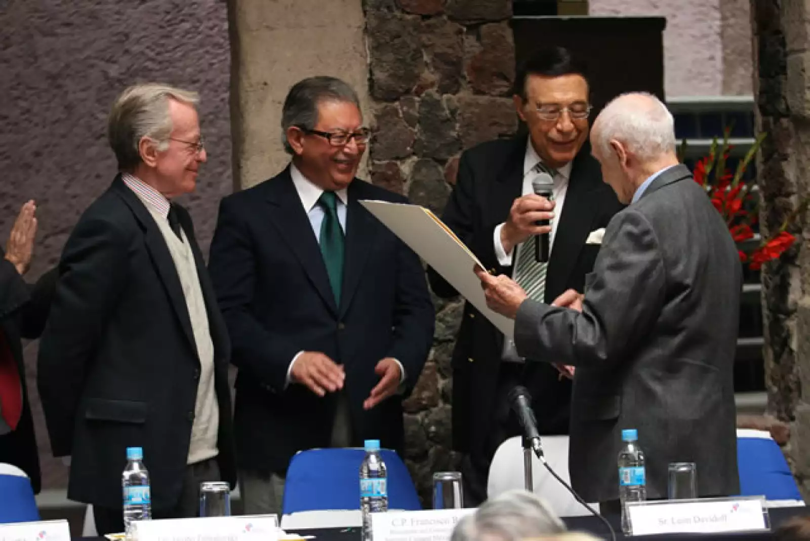 Homenaje a Jacobo Zabludovsky y Leon Davidoff.