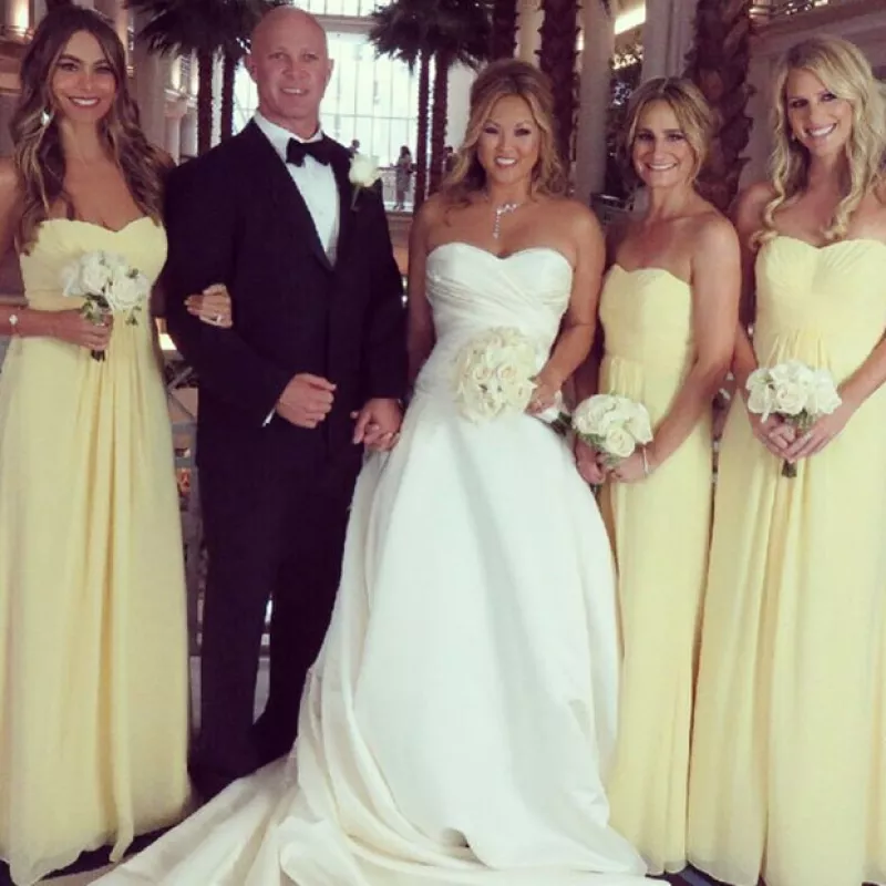 Antes de vestirse de novia, la actriz primero se convirtió en bridesmaid para una de sus mejores amigas, luciendo un hermoso vestido amarillo.