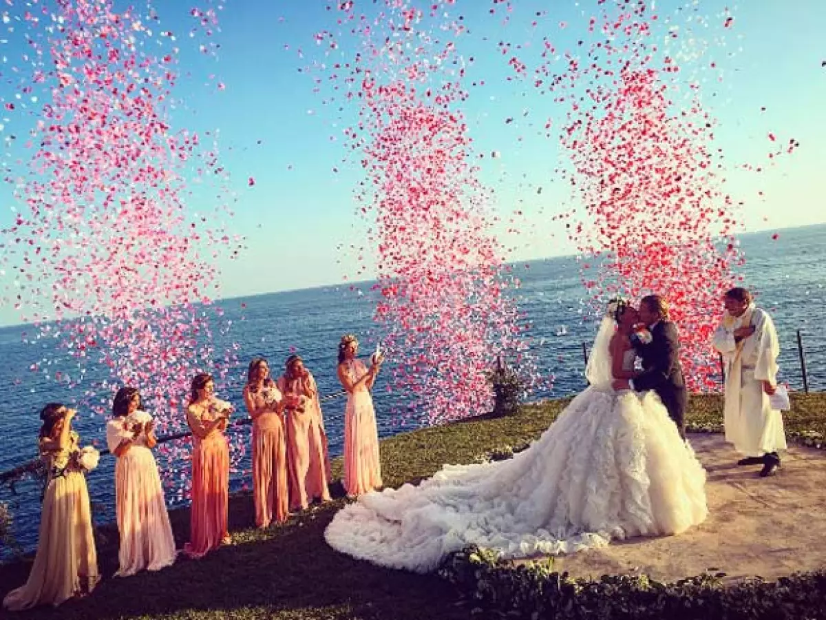 Con una cola kilométrica y una vista increíble, Giovanna se casó con el empresario sueco, Oscar Englebert.