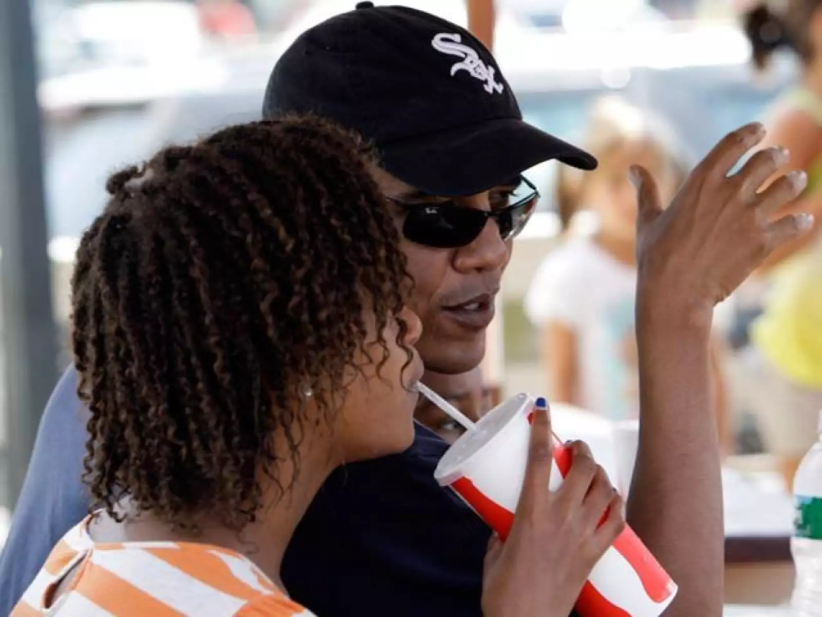 El presidente Barack Obama, usando una gorra de los Chicago White Sox, acompañado de su hija Malia.