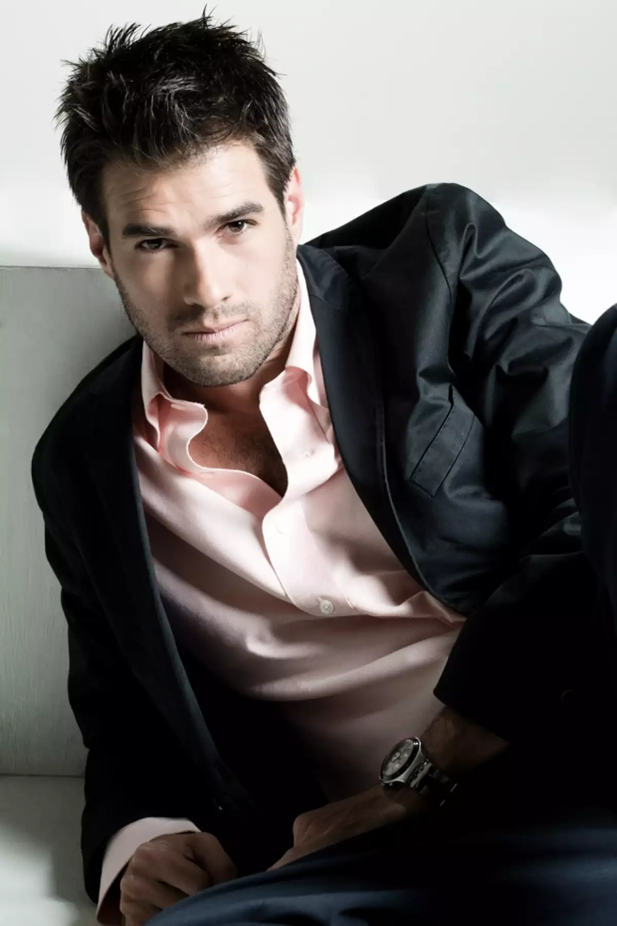 Christian Besserer Rule. Vestuario: Brooks Brothers. Maquillaje: Ariel Farfán para Ésika. Peinado: Ariel Farfán para American Crew