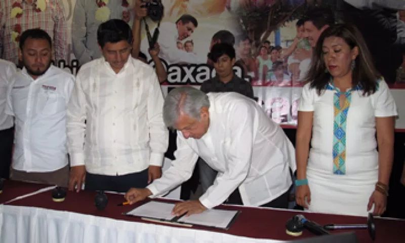 López Obrador encabezó la firma del acuerdo de Morena con la CNTE. (Foto: www.amlo.org.mx/Cortesía )