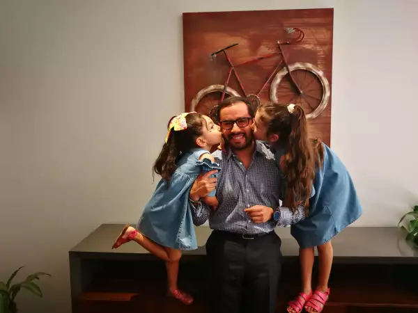 Víctor y sus dos hijas mayores.