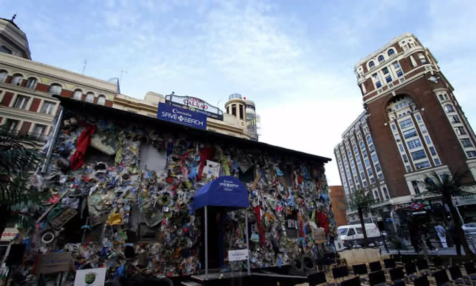 Madrid ya puede presumir de tener un hotel con playa en el centro de la ciudad, gracias al proyecto de Corona Save The Beach, un nuevo espacio vacacional hecho completamente con basura.