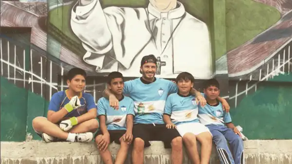 Sabemos que los argentinos se distinguen por ser aficionados al futbol, sin embargo jamás nos esperamos que reaccionaran así ante la visita del ex futbolista británico.