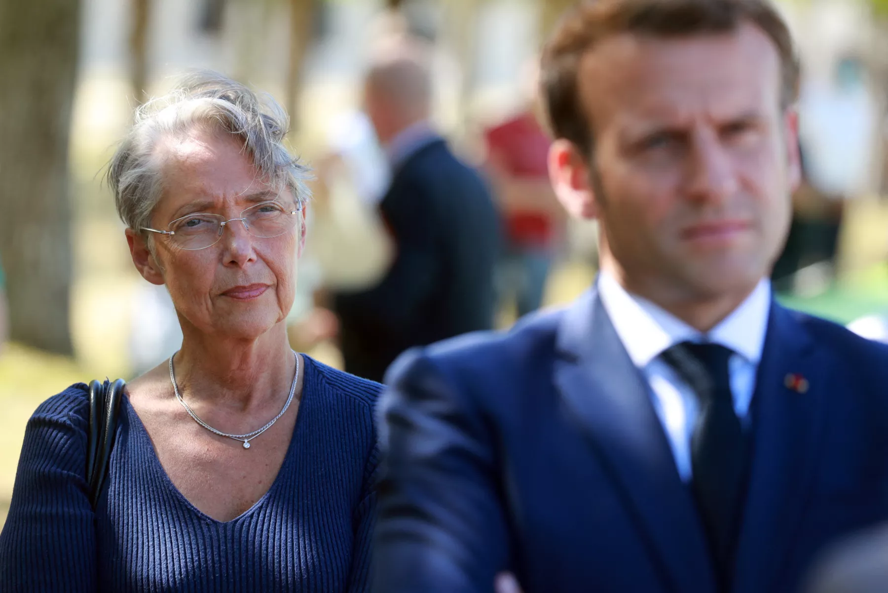 En esta foto del 22 de julio de 2020, la ministra del Trabajo de Francia, Élisabeth Borne, y el presidente francés Emmanuel Macron, son fotografiados en el castillo Chambord, durante una visita sobre el tema de los "Campos de aprendizaje de verano". 