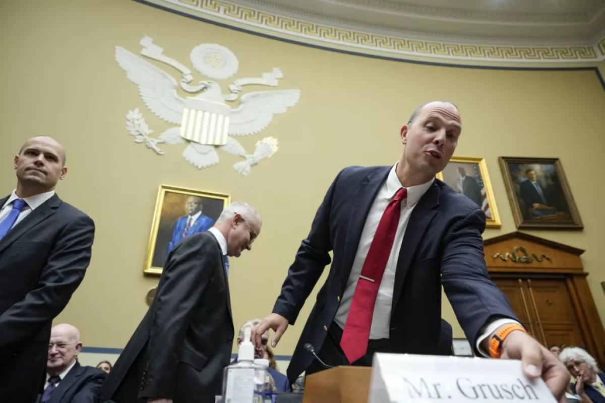 Ryan Graves, director ejecutivo de Americans for Safe Aerospace, el comandante retirado de la Marina David Fravor, y David Grusch, ex oficial de reconocimiento nacional representante del Grupo de trabajo de fenómenos anómalos no identificados en el Departamento de Defensa de los Estados Unidos, llegan para una audiencia del Comité de Supervisión de la Cámara de Representantes. 